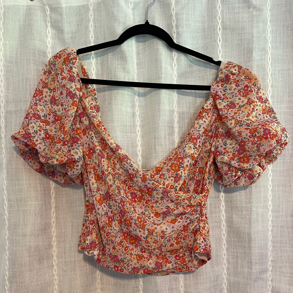 NWOT ASTR Floral Puff Sleeve Top